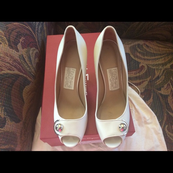 Bone white open toe Ferragamo pumps size 8 - Picture 3 of 5